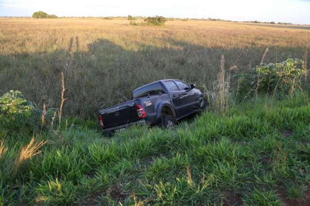 Acidente com caminhonete destrói Fusca e deixa dois em estado grave