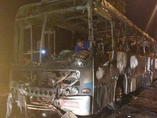 Ônibus do transporte coletivo incendiado na madrugada desta quinta-feira (14). (Foto: Direto das Ruas)