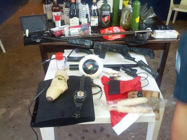 Pol&iacute;cia apreende quatro mochilas com arma de paintball a capa de chuva
