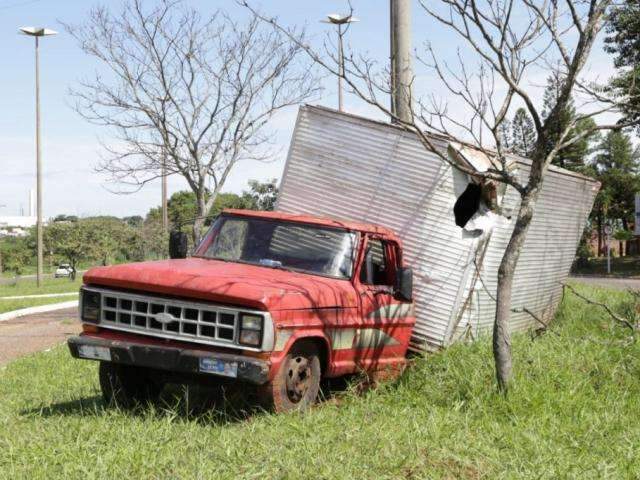 Caminh&atilde;o parado h&aacute; quase 24h no canteiro da C&ocirc;nsul Assaf Trad atrai curiosos