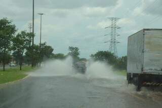 Chuva em Campo Grande foi rápida e forte. (Foto: Rodrigo Pazinato)