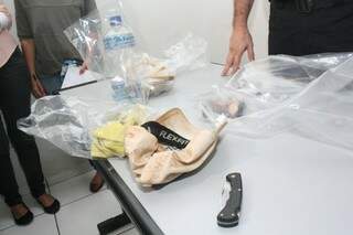 Material e canivete apreendidos com acusado de ataques. (Foto: Marcos Ermínio)