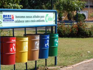Praça na Ceará, mantida por empresa, tem até lixeira para reciclagem.