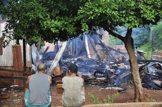 Morador ficou desolado ao contemplar estragos provocados por incêndio (Foto: João Garrigó)