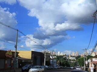 Sol entre nuvens em Campo Grande nesta segunda-feira (Foto: Marina Pacheco )