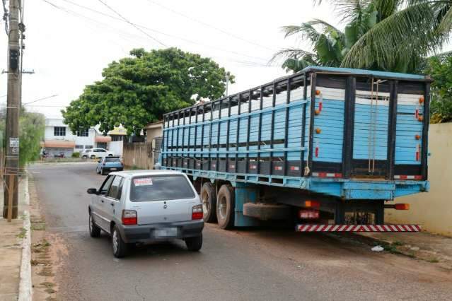 Ve&iacute;culos grandes ocupam v&aacute;rias vagas e causam risco de acidentes