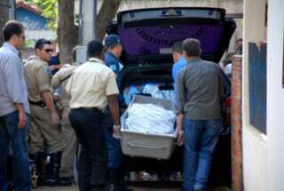 Corpo da vítima sendo retirado da casa, onde aconteceu o crime. (Foto: Umberto Zum, do Ta Na Mídia Naviraí)