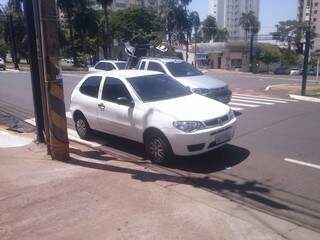 Na avenida Afonso Pena, por no minimo meia hora o veículo ficou estacionado sobre faixa de pedestres.(Foto:Divulgação)