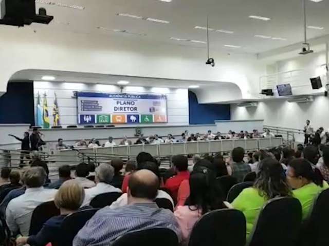Audi&ecirc;ncia sobre plano diretor lota C&acirc;mara de Vereadores