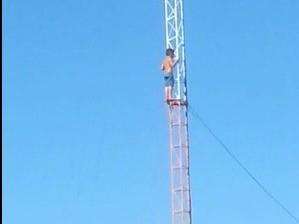 Menino escala torre de 30 metros e assusta vizinhos no Los Angeles 