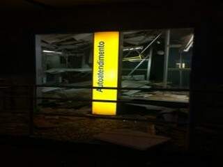 Agência do Banco do Brasil ficou praticamente toda destruída. Bandidos explodiram dois caixas eletrônicos. (Foto: Divulgação)