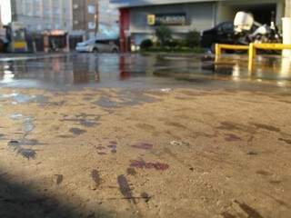 Hoje de manhã ainda era possível encontrar manchas de sangue no pátio do posto (Foto: Marcos Ermínio) 