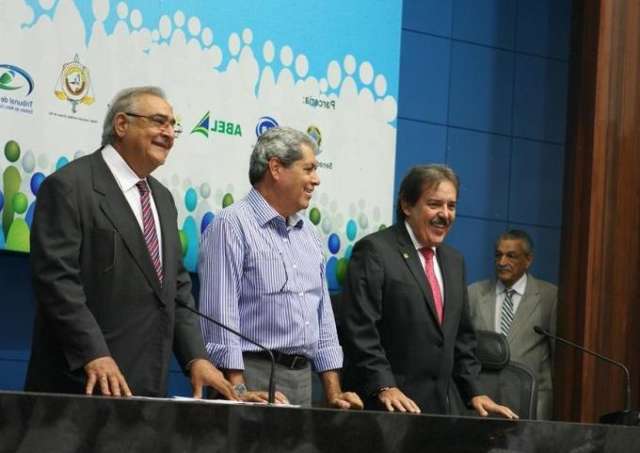 Andr&eacute; participa de semin&aacute;rio de vereadores e assina conv&ecirc;nio com entidade