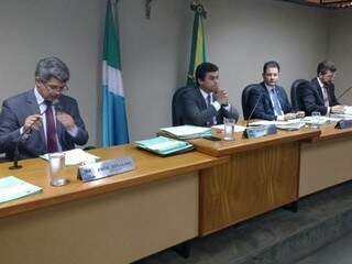 Deputados da CCJ reunidos para dar parecer sobre projeto da reforma da Previdência estadual (Foto: Leonardo Rocha)