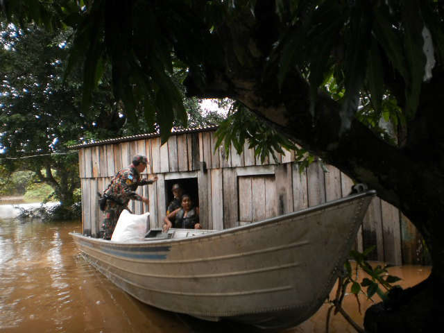  Fam&iacute;lias desabrigadas por enchentes em Bela Vista s&atilde;o resgatadas pela PMA