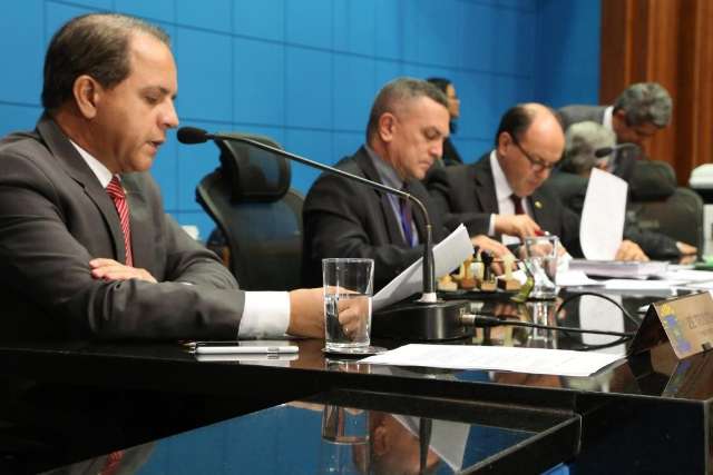 Aprovado projeto que pro&iacute;be pessoas com capacetes em locais p&uacute;blicos