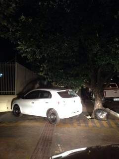 Veículo fecha calçada da Barão do Rio Branco, em frente ao Rádio Clube. (Foto: Lucimar Couto)