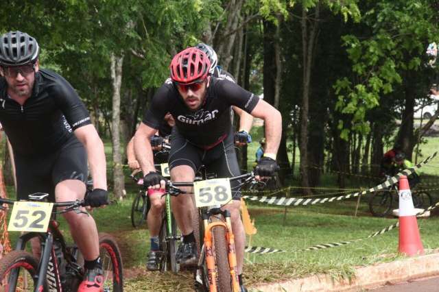 Mais de 60 atletas profissionais disputam prova de mountain bike