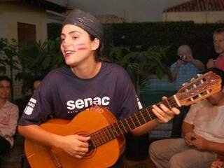 Mayara com seu violão; talento da musicista foi descoberto aos 11 anos (Foto: Reprodução/ Facebook)