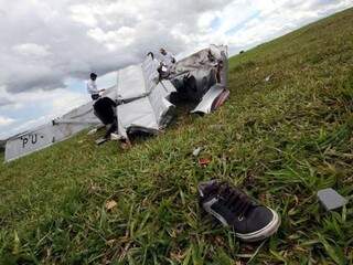 Avião caiu na divisa entre as Fazendas Maristela e Céu Azul, em Jaguapitã (Foto: Divulgação/PC)