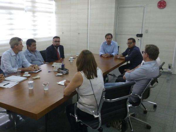 Marquinhos pechincha e empresas garantem 17 equipes no tapa-buraco