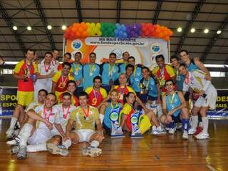 Equipes comemoram juntos o sucesso do torneio, que como o 1º campeão o  time do &quot;Amigos do Vôlei de Quadra&quot;. (Foto: Divulgação)