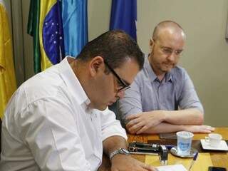Alan Guedes (à esquerda) com Ricardo Rotunno; promotor cobrou informações sobre ações de cassação (Foto: Helio de Freitas)