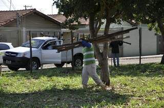 Operários começaram a construir cerca para obra de posto de saúde (Foto: Marcelo Calazans/Arquivo)
