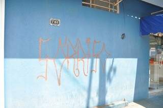 As portas e paredes da ótica no Moreninhas foram pichadas (Foto: Marcelo Calazans)