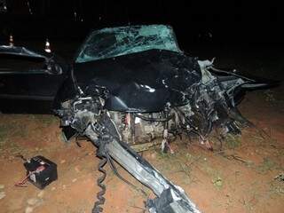Veículo ficou totalmente destruído com batida (foto: Rádio Caçula)