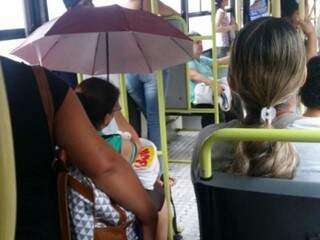Passageira precisou abrir o guarda-chuva para não se molhar (Foto: Direto das Ruas)