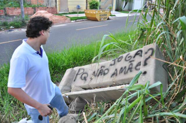  "Porque n&atilde;o joga a m&atilde;e?", estampa publicit&aacute;rio em sof&aacute; abandonado em terreno