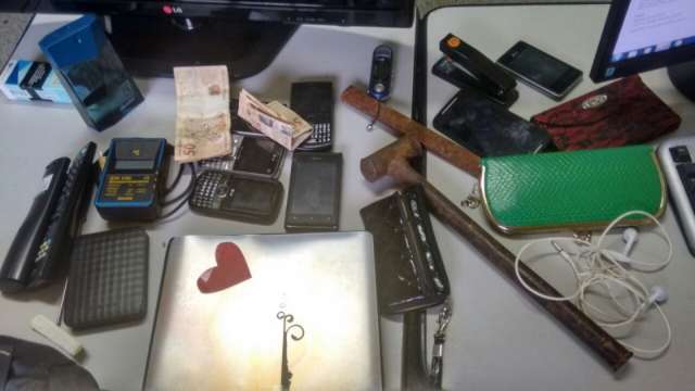Dupla de ladr&otilde;es vendeu objetos furtados para vizinhos da v&iacute;tima