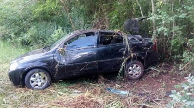 Pneu traseiro estoura e carro com cinco pessoas capota na BR-262