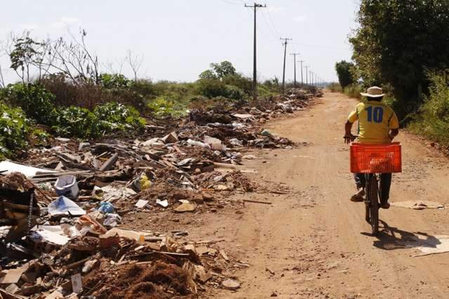 Cen&aacute;rio &eacute; de abandono na cidade, com lixo, buracos e obras paradas