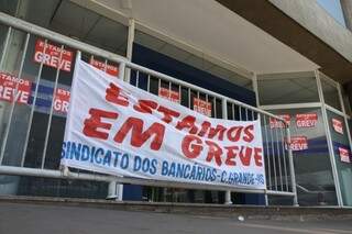 Correios e bancos estão com funcionários em greve há mais de uma semana (Foto: Cleber Gellio)