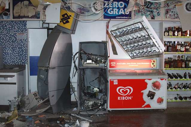 Bando encapuzado e armado rende dois funcion&aacute;rios e explode caixa
