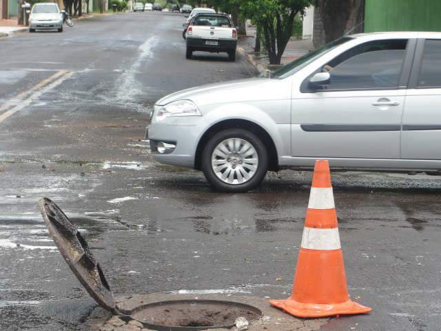  Tampa de bueiro aberta atrapalha tr&acirc;nsito no Monte L&iacute;bano