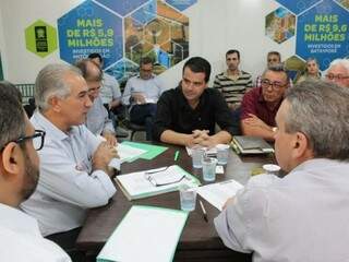 Prefeito Jean Fogaça (de preto) com governador Reinaldo Azambuja, em Dourados (Foto: Chico Ribeiro)