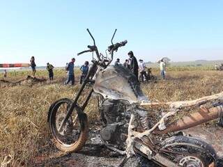 Motos queimadas durante ataque a índios, em junho (Foto: Helio de Freitas)