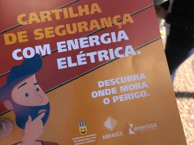 Eletricistas fazem blitz no Centro para dar dicas e evitar acidentes