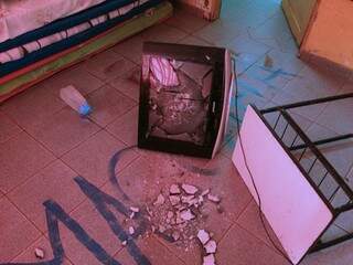 Aparelho de TV foi destruído, após meninos de 8, 11 e 14 anos entrarem em unidade (Foto: Divulgação)