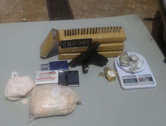 Pol&iacute;cia apreende tr&ecirc;s por envolvimento com o tr&aacute;fico de drogas