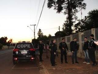 Policiais em cumprimento de mandados no PR. (Foto: Divulgação/ PC)