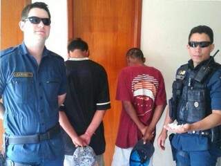 Adolescentes foram apreendidos com oito papelotes, mostrados pelo policial (Foto: Divulgação PM)