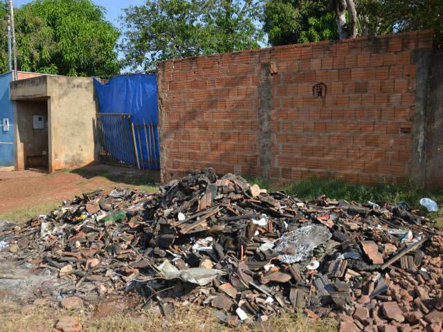  Inc&ecirc;ndio em casa deixa pai, m&atilde;e e duas filhas apenas com a roupa do corpo 