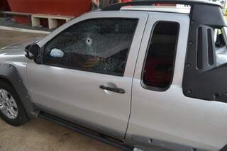 Vidro do motorista foi atingido por disparo de arma de fogo durante a tentativa de assalto (Fotos: Helton Verão)