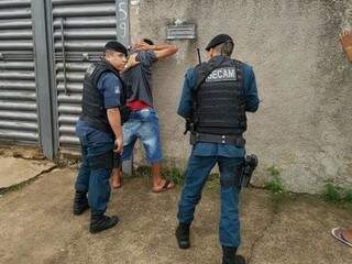 Falsificador conhecido pela polícia foi preso junto da mulher após furtar casa (Foto: Divulgação/PM)