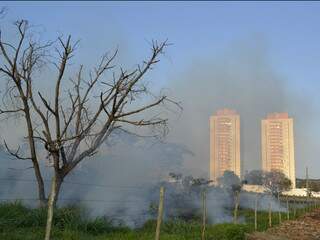 Tempo seco é agravado por fumaça de fogo em terreno baldio. (Foto: Simão Nogueira)