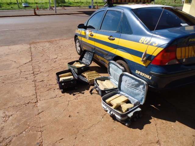 Jovens s&atilde;o flagradas com 50 kg de maconha na BR-463 